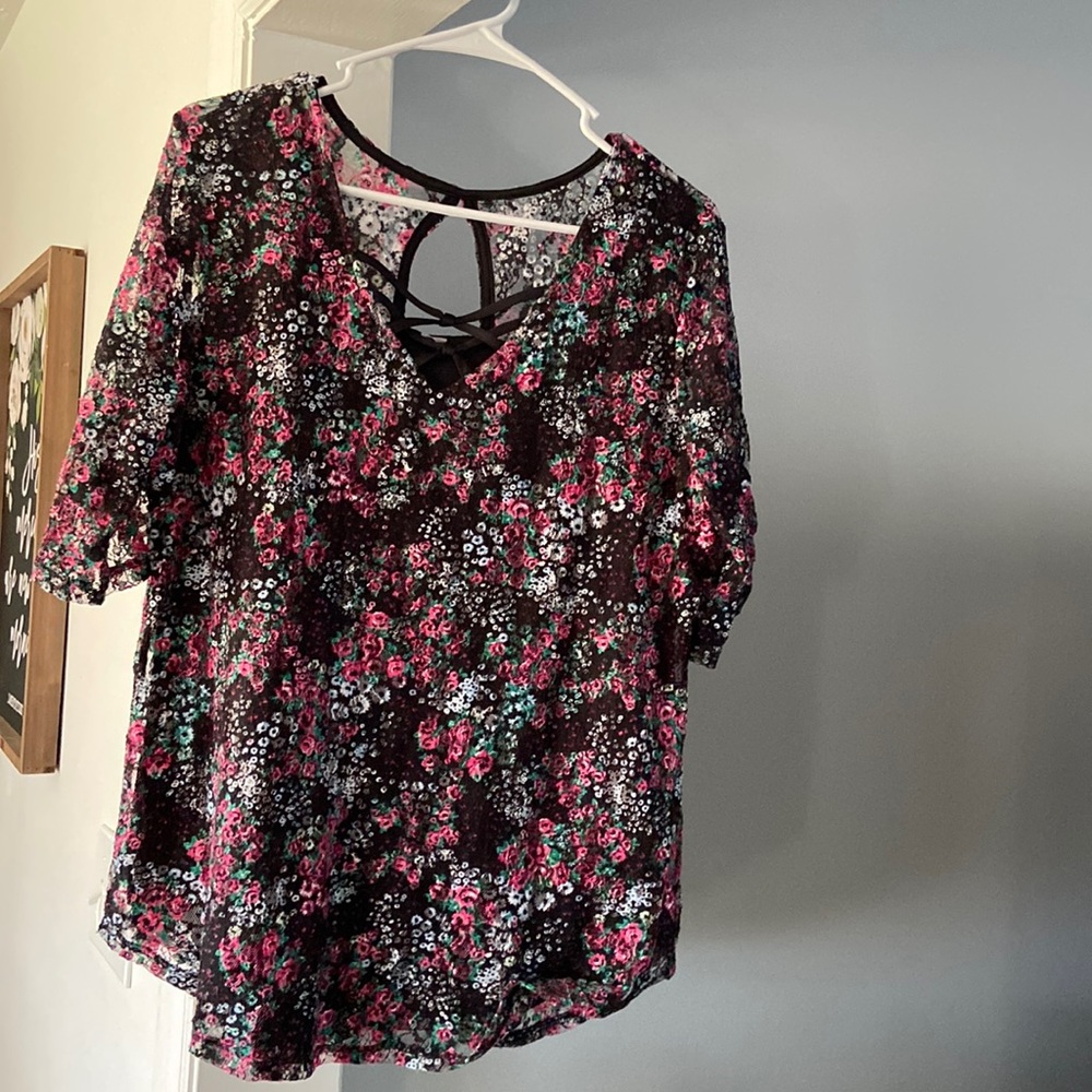 Women’s short- sleeved blouse